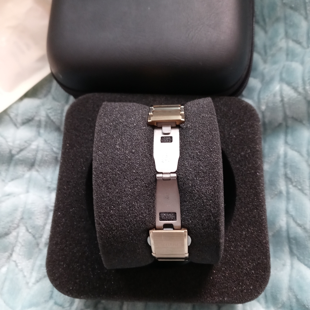 Women's Watch - Picture 3 of 5